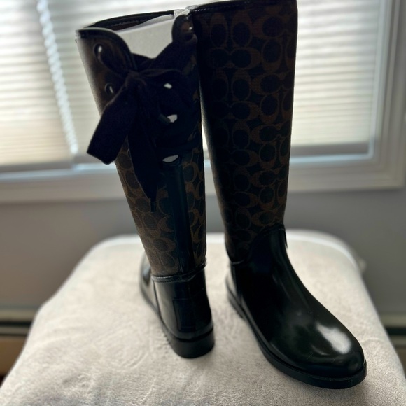 Women’s rain boots - Picture 1 of 3